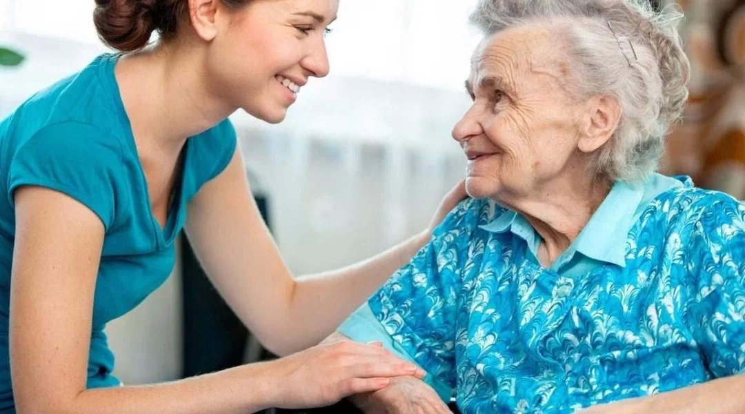 Aide à domicile en CESU s'occupe d'une personne âgée.
