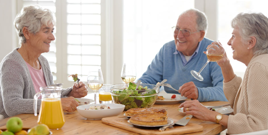 Personnes âgées se réunissant pour manger