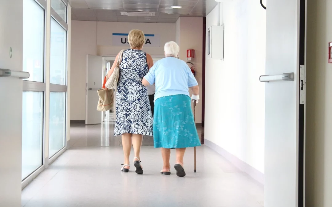 Femme qui accompagne son proche âgé en sortie d'hôpital