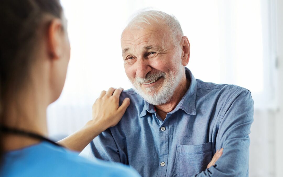 Particulier employeur souriant à une auxiliaire de vie en CESU