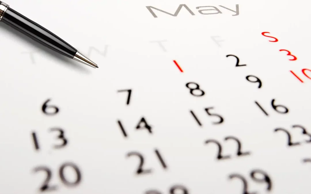Calendrier avec les jours du mois de mai avec un stylo en haut à gauche