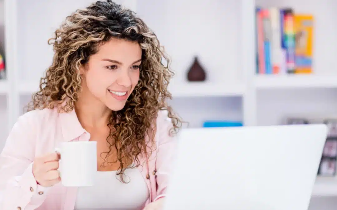 Femme comparant les plateforme d'aides à domicile
