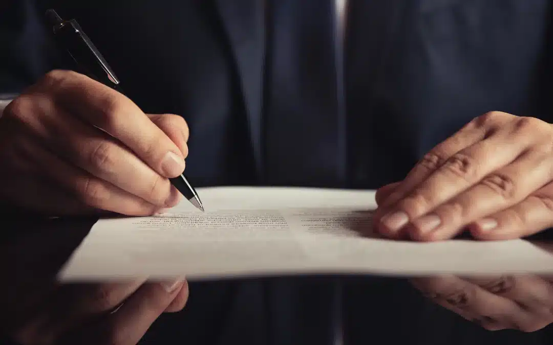 Personne qui rédige un contrat en CESU