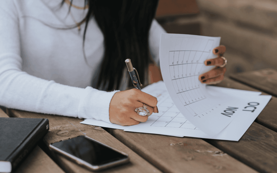 Aide à domicile regardant son calendrier