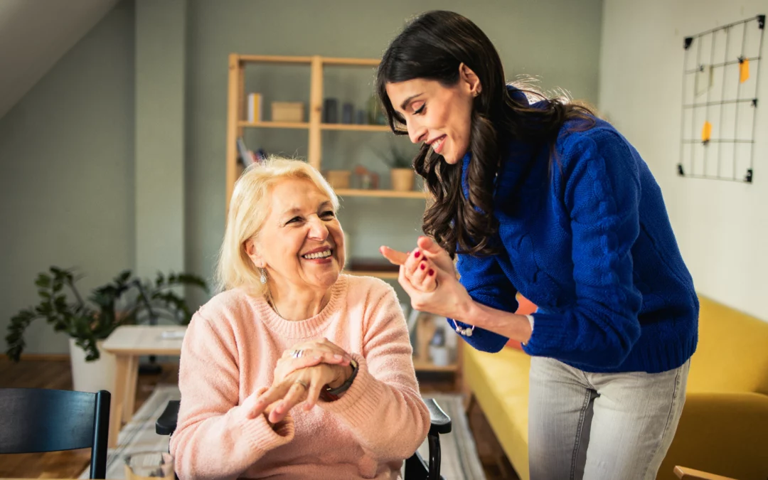 Une auxiliaire de vie en CESU accompagnée d'une personne âgée
