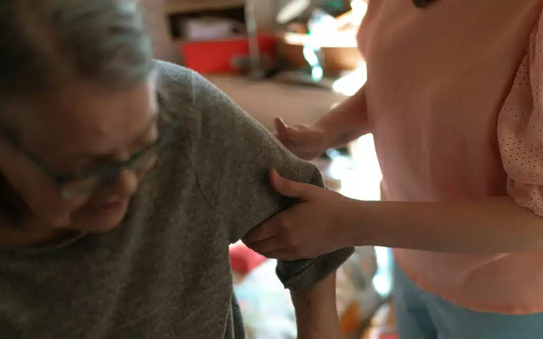 Auxiliaire de vie aidant une personne âgée