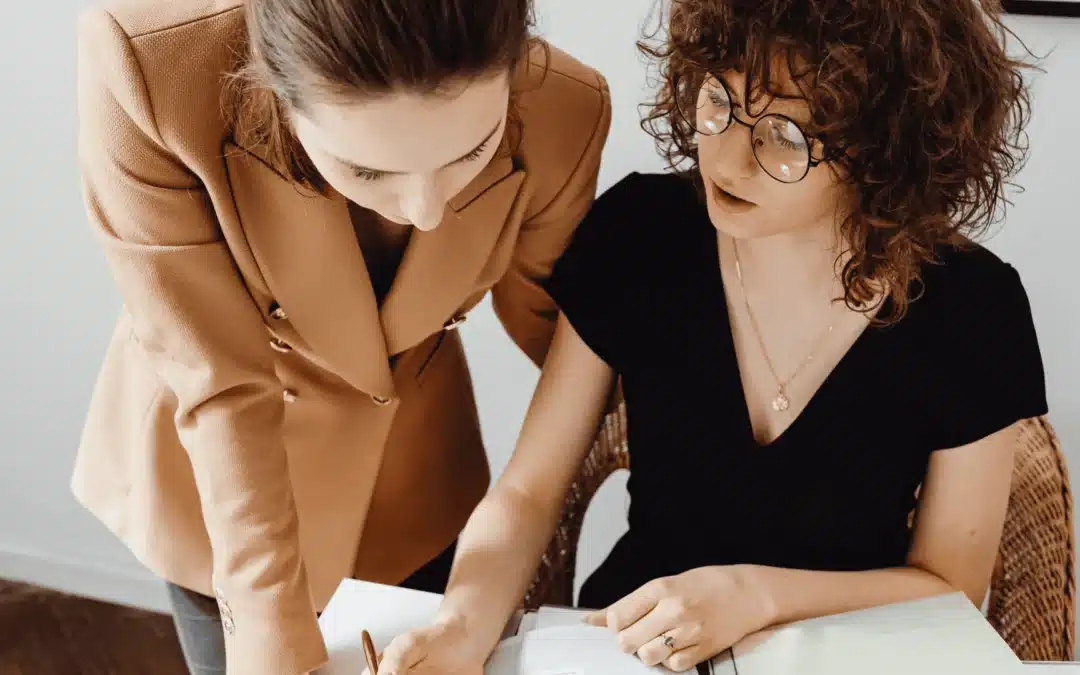 Formatrice ayant fait la formation FPA expliquant à une de ses élève