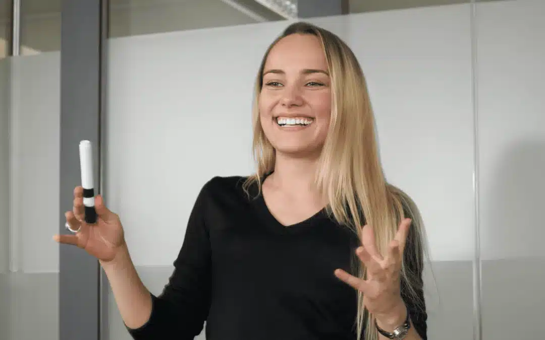 formatrice faisant un cours à ses élèves