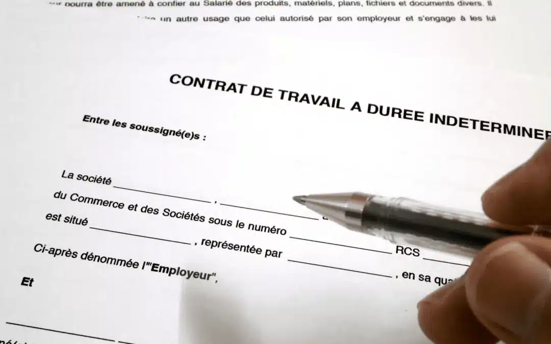 Un CDI contrat à durée indéterminée en train d'être signé