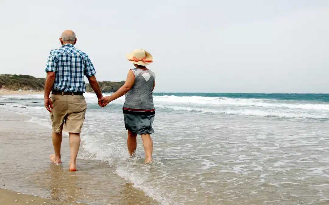 Deux personnes âgées en vacances