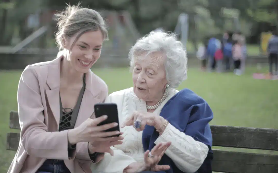 Aide à domicile accompagnant son employeur