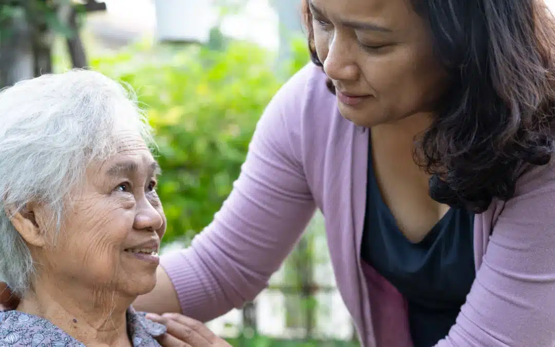 Aide à domicile accompagnant une personne âgée